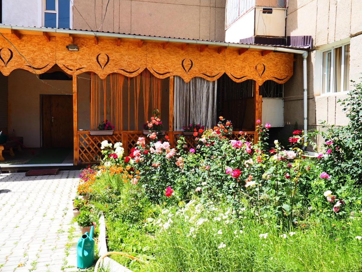 Baktygul Guesthouse Naryn ภายนอก รูปภาพ